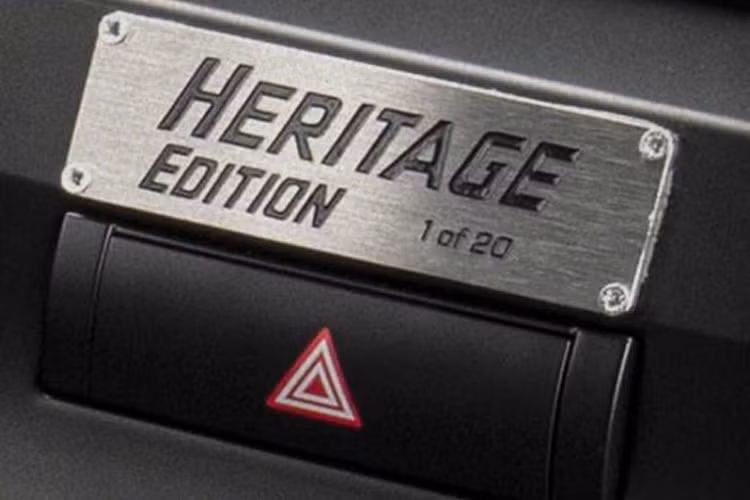 Tại thị trường UAE, giá xe Toyota Land Cruiser Heritage Edition 2020 bản V6 khởi điểm từ 169.900 AED (khoảng 46.200 USD hay 1,08 tỷ đồng). Con số tương ứng của bản V8 là 224.900 AED (khoảng 61.200 USD hay 1,43 tỷ đồng).