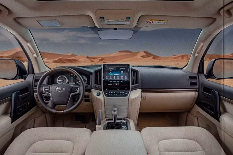 Bên ngoài, Toyota Land Cruiser Heritage Edition 2020 bản V6 dùng động cơ bằng thép. Trong khi đó, bản V8 được trang bị động cơ hợp kim. Cả hai bộ vành đều có đường kính 17 inch. Ngoài ra, Toyota Land Cruiser Heritage Edition 2020 còn sở hữu đề-can mang cảm hứng thập niên '80 bên sườn, baga nóc cổ điển cùng cửa cốp mở sang ngang và đi kèm lốp dự phòng như dấu hiệu nhận biết.