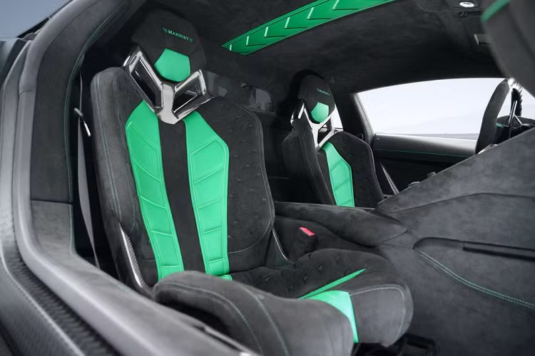 Chưa hết, Mansory chắc chắn cũng không bỏ qua vành xe khi đổi mới trang bị với bộ mâm hợp kim siêu nhẹ cùng kích thước trước – sau lần lượt là 9X20 và 13 × 21 inch, bọc trong bộ lốp Pirelli P Zero hiệu suất cao có kích thước 255/30 ZR20 ở phía trước và 355/25 ZR21 ở phía sau.