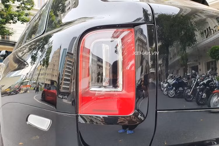 Và với việc sở hữu gói trang bị 2 hàng ghế biệt lập, mẫu Rolls-Royce Cullinan độc trong bài viết sẽ mang tới không gian của Cullinan đã rộng nay còn rộng và tiện nghi hơn.