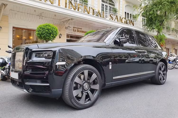 Không chỉ có ngoại hình bóng bảy và đẳng cấp, Cullinan còn có khả năng offroad đỉnh cao với cơ chế dẫn động AWD thay cho RWD trên các mẫu xe trước đây. Cơ chế này liên kết chặt chẽ với hệ thống treo khí nén tự điều chỉnh độ cao được Rolls-Royce cân chỉnh riêng cho off-road hoặc chạy trên đường thông thường.
