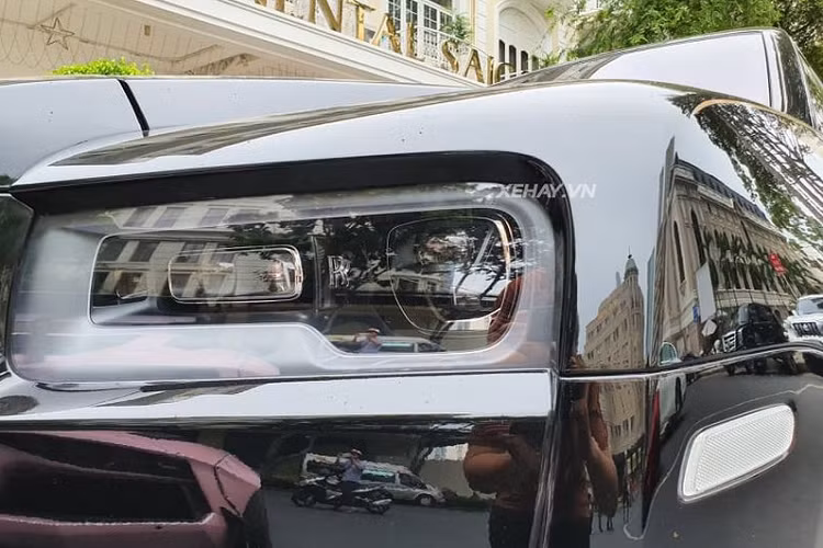 Rolls-Royce Cullinan là một chiếc xe vô cùng đặc biệt, minh chứng rõ ràng nhất đến từ cái tên của xe – “Cullinan”, đây là tên của viên kim cương lớn nhất thế giới từng được tìm thấy ở Châu Phi và hiện đang được đính trên vương miện của Nữ hoàng Anh. Đường Coadline màu vàng nổi bật trên thân xe chính là điểm khác biệt của chiếc Cullinan này so với các chiếc còn lại ở TP.Hồ Chí Minh