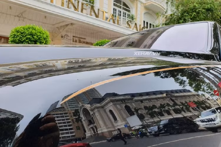 Siêu phẩm Rolls-Royce Cullinan trong bài viết chính là chiếc Cullinan đầu tiên đặt chân tới TP.Hồ Chí Minh. Xe sở hữu nước sơn ngoại thất màu đen bóng sang trọng cùng sự khác biệt nhờ đường coachline màu vàng chạy dọc thân xe nổi bật. Bên cạnh đó, để tương xứng với ngoại hình bề thế và uy quyền của Cullinan, chủ nhân đã trang bị cho chiếc xe tuỳ chọn mâm 7 chấu sơn đen mờ với kích thước lên tới 22 inch.