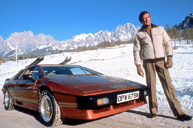 Ở khu vực khác, chiếc Mini Remastered theo chủ đề James Bond được trang bị bộ mâm xe hợp kim 13 inch được sơn bằng màu vàng Sahara với cùm phanh màu đen. Đèn phụ trợ gắn trên cản và đèn pha LED làm hoàn thiện hơn các điểm nổi bật bên ngoài.
