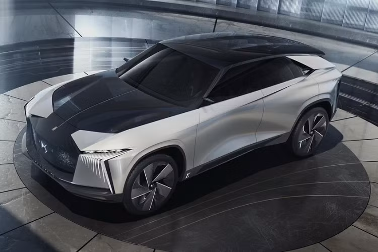 Ở bên trong nội thất, xe điện Aero Sport Lounge mới thậm chí còn có một thiết kế táo bạo hơn nữa. Mặc dù chưa có hình ảnh nào rõ ràng, song DS Automobiles nói rằng họ “đã tái phát minh nội thất” để tạo nên một cỗ máy di chuyển hoàn thiện hơn. Các màn hình truyền thống đã được thay thế bởi những màn hình rộng mới, kèm màn hình hiển thị hình ảnh từ camera bên ngoài thay thế cho gương chiếu hậu, và thêm màn hình cho mỗi người ngồi nữa.