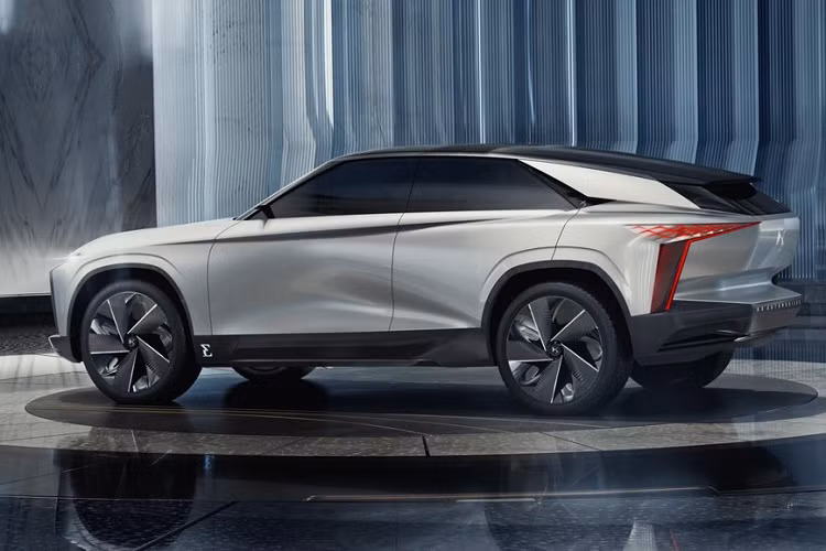 Xe điện tương lai Aero Sport Lounge không chỉ có phong cách thiết kế cấp tiến, sang trọng, thông minh, mà còn cực kỳ tốc độ nữa. Nó có thể gia tốc từ 0-100 km/h trong chỉ 2,8 giây nhờ một mô tơ điện 670 mã lực từ xe đua DS Tcheetah Formula E. Cụm pin 100 kWh đặt dưới sàn cung cấp cự li di chuyển hơn 650 km trên một lần sạc đầy.
