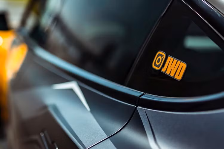 Hiện chưa rõ liệu chiếc Tesla Model 3 hàng khủng này có được can thiệp vào khối động cơ hay không, phiên bản Performance của mẫu sedan chạy điện này sở hữu khối động cơ 480 mã lực và chỉ mất 3,4 giây để tăng tốc từ 0-100 km/h, xe sử dụng hệ dẫn động 4 bánh.