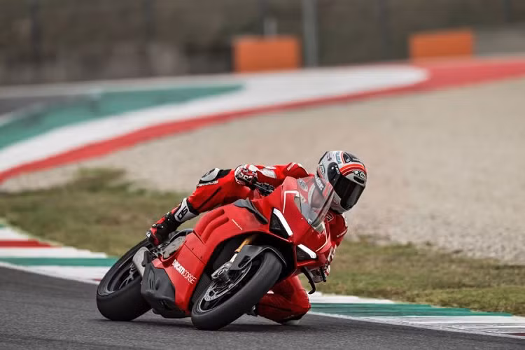 Tại thị trường Thái Lan, giá xe Ducati Panigale V4 R có mức bán ra từ 2,99 triệu baht (khoảng 2,3 tỷ đồng), vì vậy Panigale V4 R chính hãng tại Việt Nam có lẽ cũng có giá trong khoảng hơn 2 tỷ đồng.