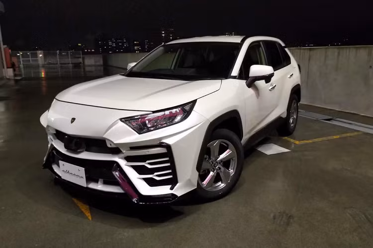 Chính thức trình làng vào hồi tháng 12/2017, Urus hiện là mẫu siêu xe rẻ nhất của thương hiệu Lamborghini. Tuy nhiên, siêu SUV Lamborghini Urus vẫn có giá khởi điểm khoảng 207.000 USD (tương đương 4,85 tỷ đồng) và nằm ngoài tay với của nhiều người.