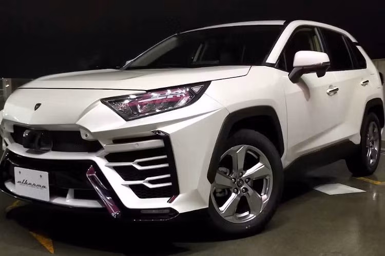 Qua những hình ảnh được đăng lên mạng, có thể thấy gói độ Albermo XR51 bao gồm cản trước mới rõ ràng lấy cảm hứng từ siêu xe Lamborghini Urus. Điều này được thể hiện rõ qua lưới tản nhiệt, hốc gió trung tâm và khe gió 2 bên. Trong 2 khe gió này cũng có nan hình chữ Y nằm ngang, giống hệt của Lamborghini Urus.