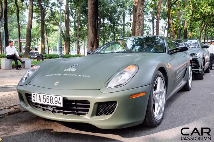 Những mẫu xe đình đám thuộc các thương hiệu Mercedes-Benz, Ferrari, Lamborghini hay Rolls-Royce đã thu hút không ít sự quan tâm từ người đi đường cũng như khách du lịch trong và ngoài nước. Trong số 7 mẫu xe xuất hiện tại khu vườn cà phê Trung Nguyên Legend, nổi bật hơn cả chính là siêu xe Ferrari 599 GTB độc nhất vô nhị tại Việt Nam.
