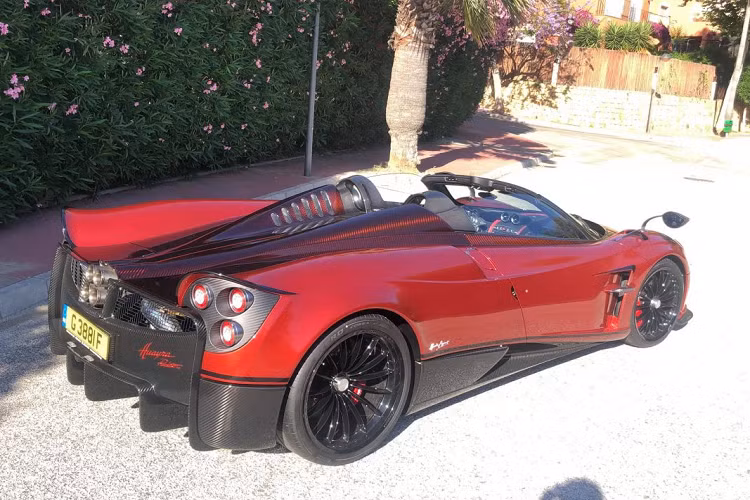 Theo như những thông tin mà ông chủ hãng độ TopCar đăng tải trên trang mạng xã hội cá nhân, thần gió Pagani Huayra Roadster của ông thuộc đời xe 2019, mang số thứ tự 61 trên tổng số 100 chiếc được sản xuất và mới chỉ lăn bánh đúng 7 km kể từ lúc ông nhận xe. Tuy nhiên, chiếc xe lại đang được rao bán với giá 2,6 triệu Euro để ông có thể đón chiếc Huayra Roadster BC của mình trong thời gian tới.