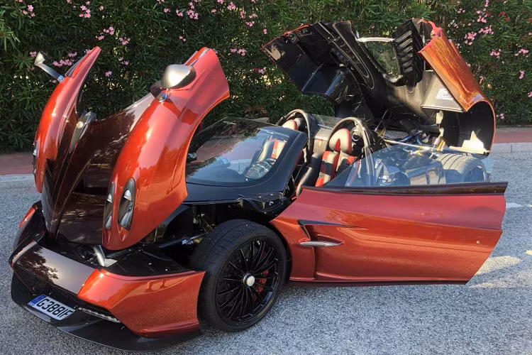 Đặc biệt Huayra Roadster là mẫu xe duy nhất hiện nay có phiên bản mui trần nhẹ hơn bản Coupe (Huayra Roadster nhẹ hơn Huayra Coupe đến 70 kg). Để có được trọng lượng như vậy, Pagani đã sử dụng một công nghệ sản xuất sợi carbon mới được gọi là CARBO-TRIAX HP52. Giá xe Pagani Huayra Roadster đặc biệt này chưa được công bố chính thức.