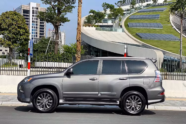 Nội thất đi kèm với nhiều trang bị như ghế bọc da và ốp gỗ trang trí cao cấp, trang bị đầu CD 6 đĩa, 17 loa giải trí (Mark Levinson là tùy chọn trên phiên bản cao cấp), điều hoà tự động 3 vùng độc lập, cửa nóc. Lexus GX 460 được trang bị tiêu chuẩn 10 túi khí, hệ thống cảnh báo va chạm (PCS), kiểm soát hành trình chủ động,...