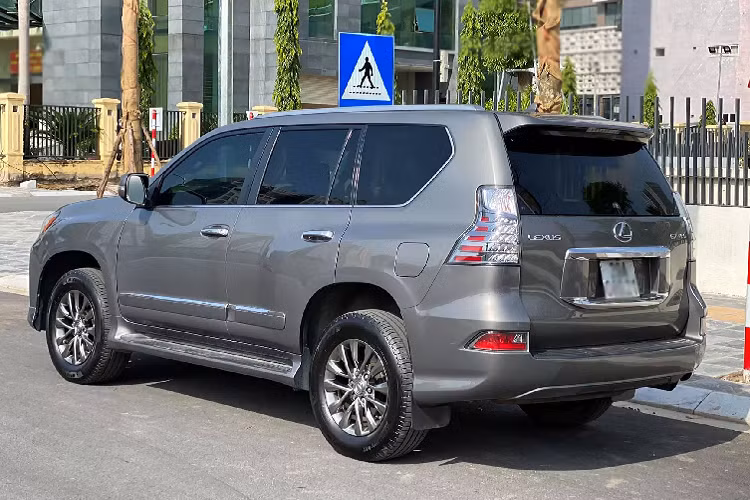Với giá bán lại khoảng 1,75 tỷ đồng, ngang tầm giá (chưa lăn bánh) của một chiếc Mercedes-Benz GLC 200 cầu sau. Lexus GX 460 là một lựa chọn dành cho khách hàng đang muốn sở hữu một chiếc SUV 7 chỗ cỡ trung sang trọng, bền bỉ.