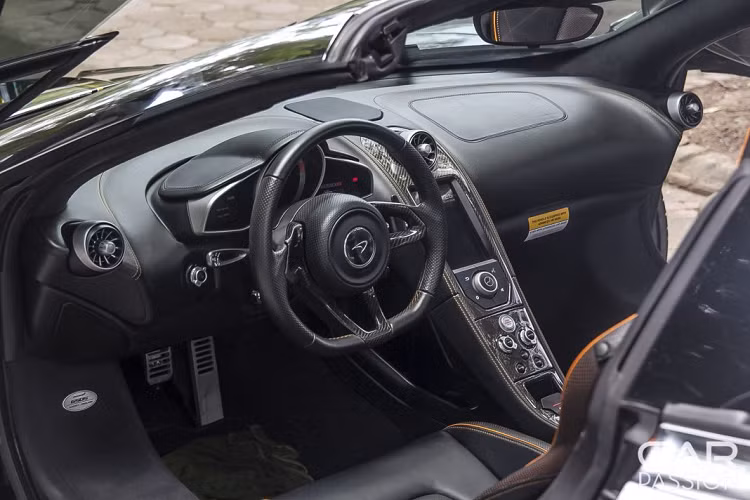 Liberty Walk được biết đến là một gói độ đem lại sự thay đổi toàn diện cho chiếc xe về mặt ngoại thất. Trong gói độ này, chiếc xe được trang bị những vè ốp thân rộng cùng phần cản trước, cản sau mới, nắp capo mới, các phần líp ốp thân xe cũng như một cánh gió carbon cỡ lớn. Với những trang bị này, chiếc xe trở nên đầy hầm hố, thể thao cũng như khác biệt hẳn so với chiếc 650S phiên bản gốc.