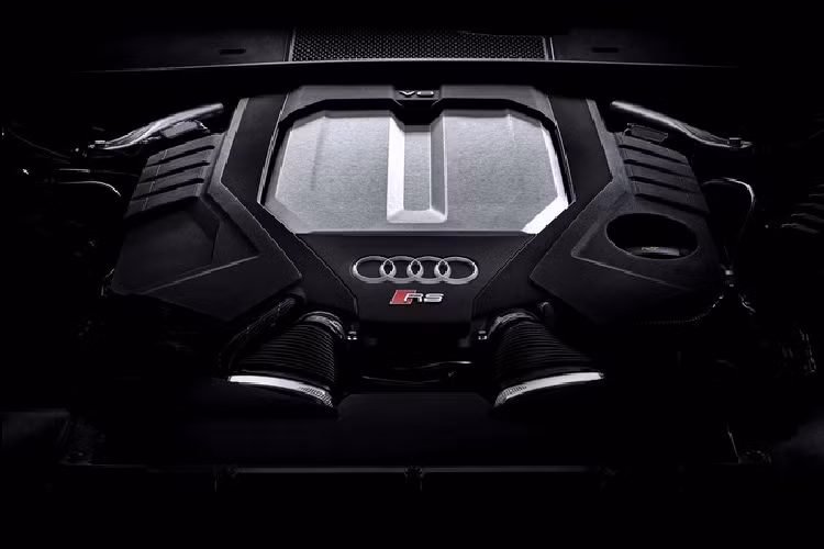 Giá xe Audi RS6 Avant 2021 bản tiêu chuẩn bán ra từ 109.000 USD, chưa gồm 995 USD phí giao xe thị Mỹ. Wagon tăng tốc 0-96 km/h trong 3,6 giây, tốc độ tối đa bị giới hạn chỉ còn 249 km/h nhưng có thể tăng lên 305 km/h nếu chọn gói trang bị nâng cao.