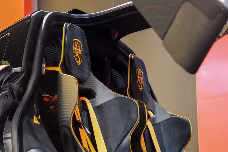 Ngoài bộ áo "tắc kè" thay đổi theo góc nhìn ra, chiếc siêu xe McLaren Senna sắp về Việt Nam còn có những điểm nhấn ở ngoại thất khác như phần nắp capô của xe bằng carbon bóng. Một số chi tiết khác trên chiếc siêu xe McLaren Senna mang màu Cerberus Pearl cũng được hoàn thành với sợi carbon để giảm trọng lượng cho xe cũng như mang đến cái nhìn hấp dẫn hơn.