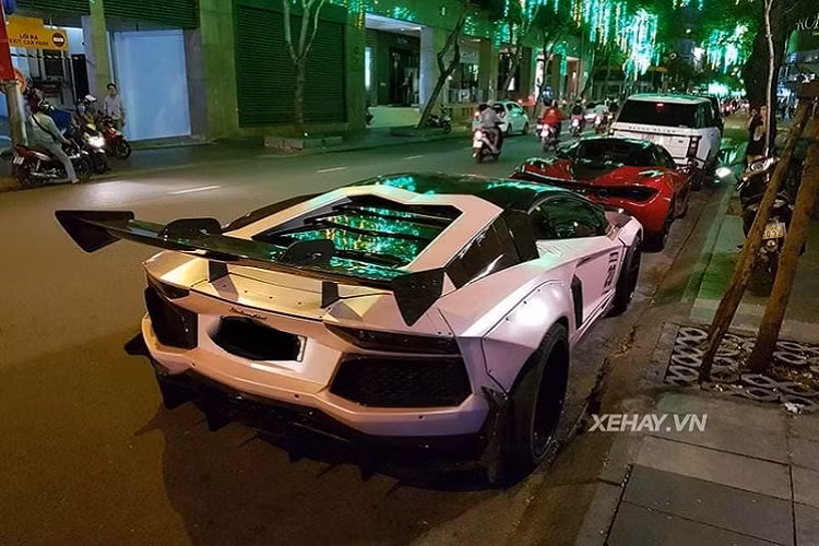 Gói độ Liberty Walk-R trên Lamborghini Aventador bao gồm cản trước mới giống như Aventador SV, các hốc gió trước hầm hồ hơn, nắp ca-pô carbon mạnh mẽ, hệ thống treo khí nén AirRex có thể điều chỉnh độ cao gầm xe, đây là một đặc trưng của hãng độ Nhật Bản.