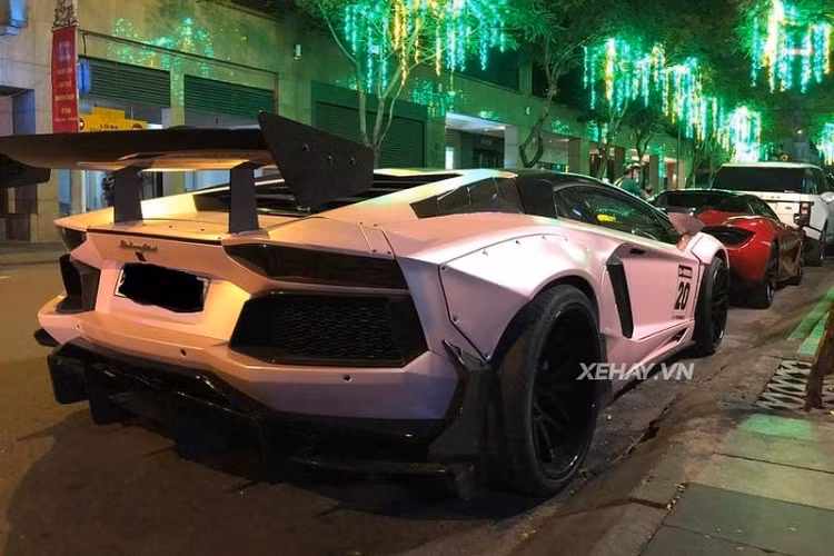 Đáng chú ý hơn nữa là cánh gió khổng lồ phía sau làm từ sợi carbon. Xe được trang bị hệ thống ống xả Frequency Intelligent Exhaust để tăng cường khả năng hiệu suất.