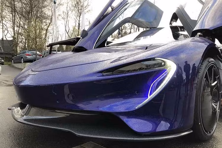 Không những vậy, “khí động học” là một tiêu chí được đặt lên hàng đầu khi McLaren thiết kế mẫu xe này. Gương chiếu hậu cũng đã bị lược bỏ, thay vào đó là hai camera được gắn trên cửa, có khả năng mở ra / đóng lại ở các điều kiện vận hành khác nhau.