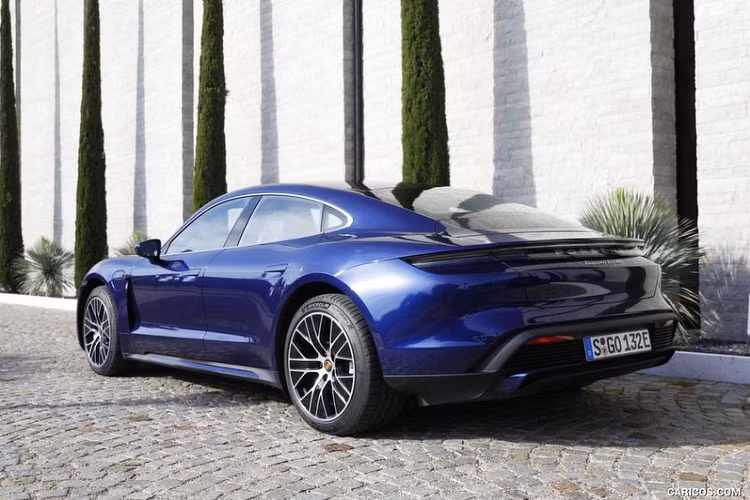 Porsche Taycan chắc chắn là một mẫu xe mà bạn không thể nhầm lẫn với bất cứ chiếc xe nào khác. Những đường nét thiết kế, ADN mang đậm hơi thở của Porsche như phần đầu xe rộng và phẳng, những đường viền cao cùng nóc xe vuốt nhẹ tạo nên một dáng vẻ thể thao, mềm mại. Chưa hết, dải đèn hậu LED kéo dài xuyên suốt đuôi xe cùng logo Porsche bên dưới cũng là một điểm nhấn khó bỏ qua trên Taycan.