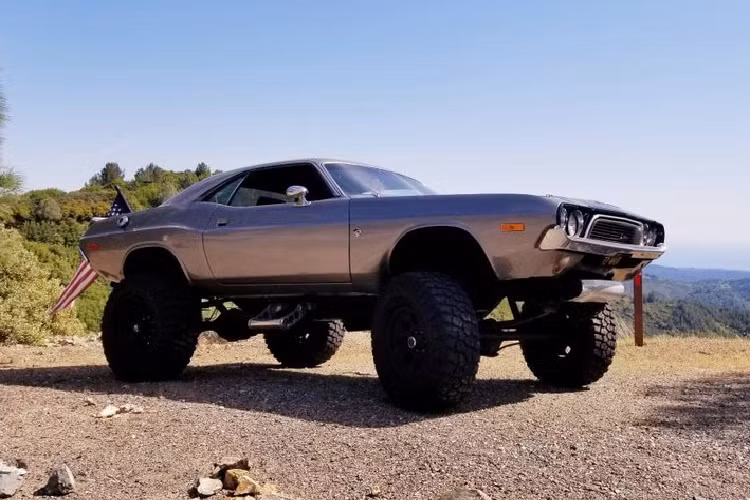 Một chiếc xe cơ bắp Dodge Challenger cũ kỹ, bỏ không chắc hẳn sẽ làm cháy lên ngọn lửa “dự án phục chế” trong tâm trí của nhiều người mê xe, tuy nhiên cách thực họ lựa chọn làm điều đó sẽ biến hóa theo sở thích của mỗi người. Ví dụ, bạn có thể phục chế thân vỏ như xưa, nhưng thay đổi trái tim V8 với một hệ truyền động điện sẽ khiến bạn nhận phản ứng tiêu cực từ nhiều fan hâm mộ xe cơ bắp truyền thống.