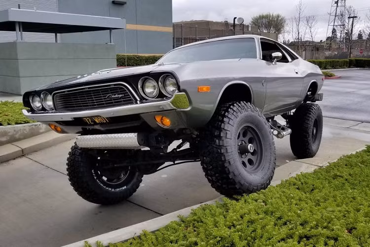 Nhưng chuyện gì sẽ xảy ra nếu bạn có niềm đam mê về cả xe cơ bắp và off-road? Kết quả có thể chính là chiếc Dodge Challenger 4x4 đời 1972 đang được chào bán trên Craiglist này. Nó là một sản phẩm phục chế kiêm độ được nâng cao đáng kể khung gầm cùng nhiều trang bị thay đổi khác và khả năng sẽ khiến nhiều chiếc xe off-road hiện đại phải chịu nhục.