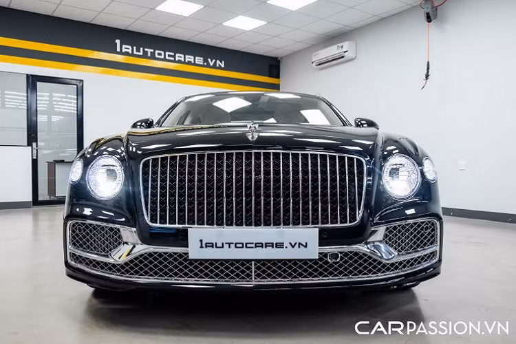 Chiếc Bentley Flying Spur 2020 mới trong bài viết, là chiếc duy nhất tính đến thời điểm hiện tại được khách hàng cá nhân hóa gần như tất cả chi tiết trên xe. Chưa hết, ngay sau khi đặt chân đến Việt Nam, xe đã được một trung tâm chuyên chăm sóc và làm đẹp xe có tiếng tại Sài Gòn để dán phim bảo vệ nước sơn PPF (Paint Protection Film).