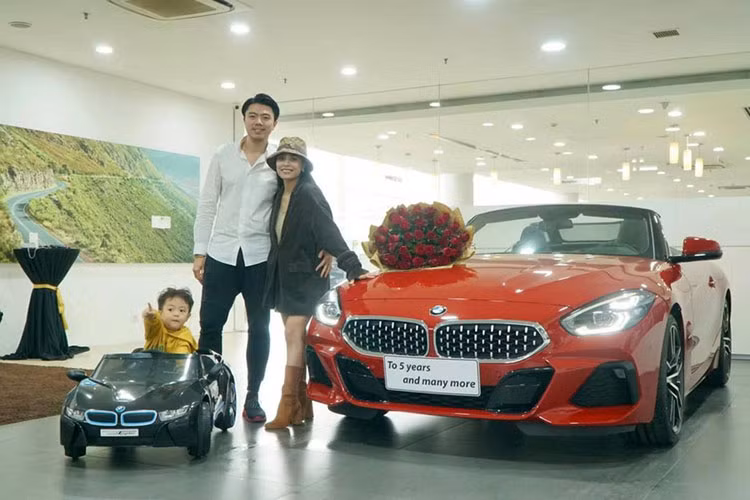 Vo chong ca nuong Kieu Anh tau BMW Z4 2020 hon 3 ty dong