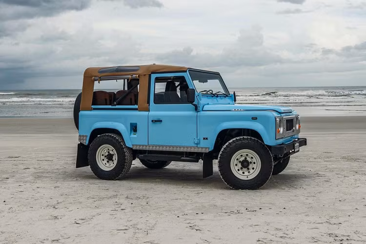 Do nhà độ không đề cập tới những nâng cấp của hệ dẫn động nên chiếc Defender này dường như vẫn sở hữu khối động cơ Turbo Diesel 4 xy lanh 2,5 lít ‘200Tdi’ nguyên bản với mức công suất 107 mã lực và mô-men xoắn cực đại 255 Nm. Cuối cùng và cũng là thông tin không mấy “vui vẻ”, nhà độ Arkonik sẽ chào giá xe Land Rover Defender 90s này lên tới 175.000 USD (hơn 4 tỷ đồng).