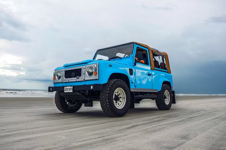 Rõ ràng, chiếc Land Rover Defender 90s màu độc với trục cơ sở ngắn này chính là sự lựa chọn hoàn hảo, đặc biệt là với biến thể mui mềm.