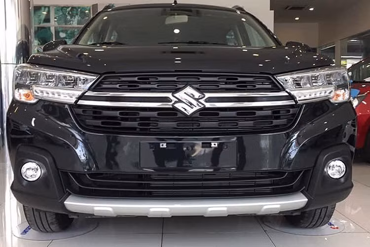 Theo hình ảnh ngoại thất và các trang bị theo xe, phiên bản XL7 tại Việt Nam chính là bản Beta tại Indonesia. Trong khi đó tại Indonesia, Suzuki XL7 được bán với 3 phiên bản là Zeta, Beta và Alpha.
