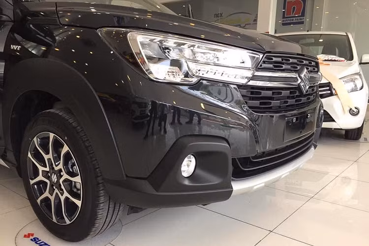 Ngoài ra phải kể đến thanh giá nóc chính hãng trên nóc xe để tăng khả năng chứa hành lý và tăng tính tiện ích cho XL7. Vì đây là bản Beta nên đuôi xe XL7 tại Việt Nam thiếu tấm che cửa và không sơn 2 tông màu như bản Alpha.
