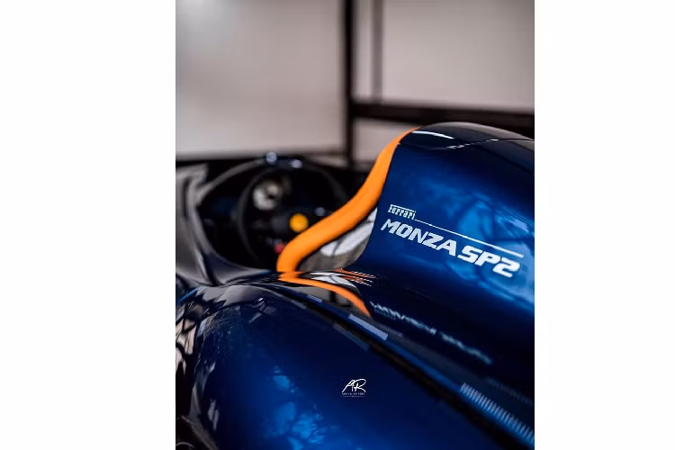 Siêu xe triệu đô Ferrari Monza SP2 thiết kế theo kiểu không mui nên có thể gây khó dễ cho chủ nhân nếu chẳng may lái xe vào đúng lúc trời đổ cơn mưa bất chợt. Ferrari Monza SP2 được trang bị một tấm kính chắn gió ảo rất thú vị và xe không có mui. Thiết kế của siêu xe này lấy cảm hứng từ các dòng xe Barchetta trong quá khứ, đặc biệt là 166 MM 1948 cũng như 750 Monza của thập niên 50.