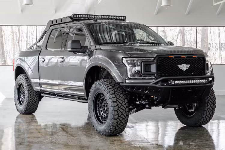 Bên dưới nắp capo, F-150 của Mil-Spec Automotive được trang bị khối động cơ V8 5.0L hút khí tự nhiên được hiệu chỉnh để đưa ra mức công suất 500 mã lực. Với sức mạnh này, hãng độ MSA hứa hẹn chiếc siêu bán tải sẽ có khả năng “đi đến mọi nơi và làm được mọi điều”.