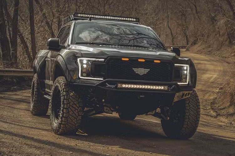 Hãng độ Mỹ vốn nổi tiếng với những bản độ thủ công Hummer H1. Tuy nhiên sau khi GM khai tử dòng xe này, sự xuất hiện của chiếc bán tải trên đường phố ngày càng thưa thớt dần khiến Mil-Spec Automotive (MSA) buộc phải tìm kiếm đối tác mới. Và còn cái tên nào thích hợp hơn siêu bán tải Ford-F150, chiếc bán tải bán chạy nhất nước Mỹ?