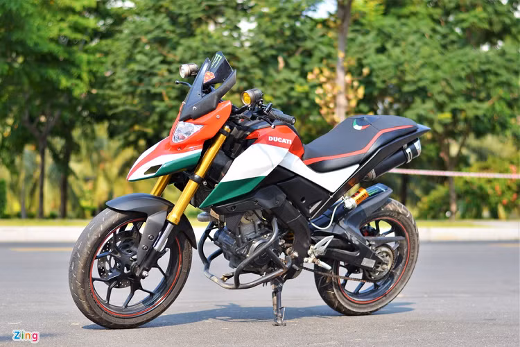 Sau một thời gian sử dụng, chủ nhân chiếc xe côn tay Yamaha TFX đã quyết định thay đổi hoàn toàn vẻ bên ngoài của xe thành một chiếc Ducati Hypermotard. 