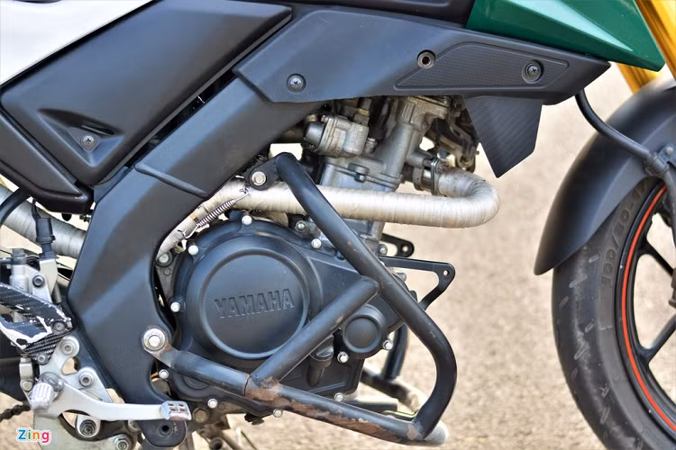 Ống xả Yamaha TFX độ Ducati Hypermotard được di chuyển xuống dưới yên xe giúp cho phần đuôi trông thể thao hơn. Hệ thống ống xả này đến từ thương hiệu Arrow và có giá bán 5 triệu đồng. Phần cổ ống xả cũng được thiết kế lại với chi phí gần 1,5 triệu đồng. 