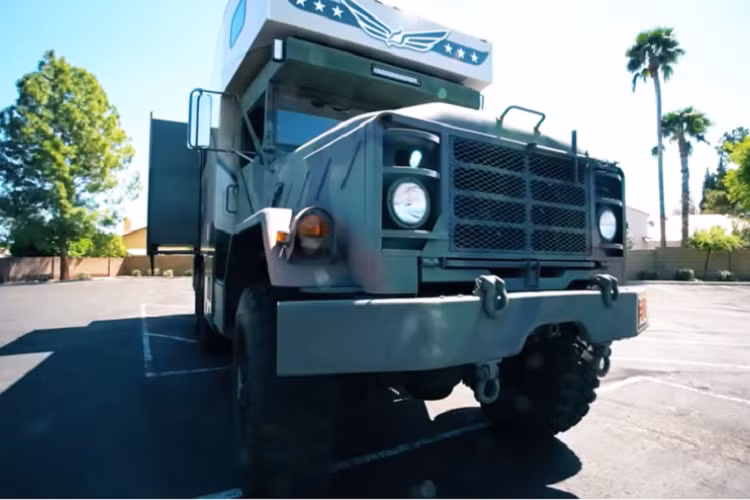 Trong khi nhiều phương tiện overland thường chỉ phù hợp cho một vài người ở, Bob cũng muốn có thể đưa cả gia đình tham gia vào những chuyến phiêu lưu bằng nhà di động tự chế của mình.