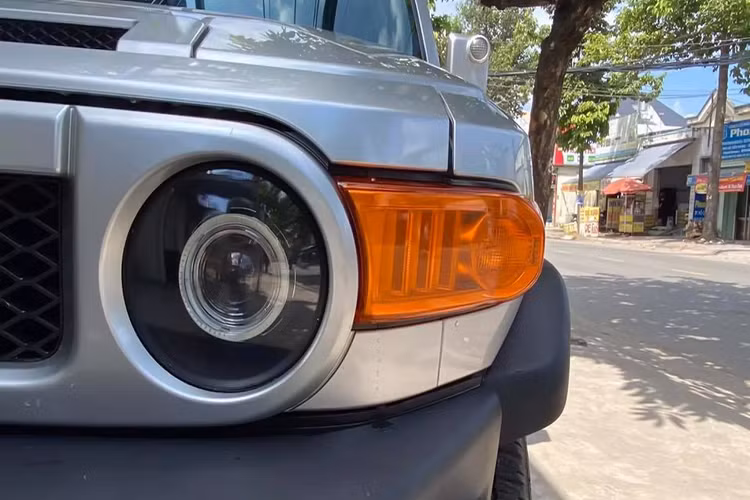 Nội thất FJ Cruiser còn ghi điểm ở độ rộng rãi, dễ chùi rửa phù hợp với bộ môn “chơi dơ” off-road “lội bùn lội suối”. Nội thất FJ Cruiser sử dụng ghế ít thấm nước và bề mặt dễ dàng lau chùi. Bảng táp-lô điều khiển trung tâm được thiết kế để cho tầm nhìn bao quát giúp người lái dễ dàng quan sát khi vận hành. Trang bị nhiều công cụ thiết thực nhằm đáp ứng cho các chuyến phiêu lưu như bộ la bàn tích hợp và công cụ đo độ nghiêng thân xe.