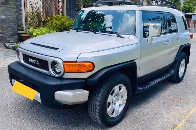 Dẫu vậy, Toyota Fj Cruiser đời 2007 với kiểu dáng “không khác gì” so với đời 2020 là một gợi ý với giá chỉ bằng một phần ba so với lựa chọn xe đời 2020. Cụ thể, giá xe Toyota Fj Cruiser cũ đời 2007 lăn bánh hơn 100.000km trong bài viết này đang được chào bán tới 1,25 tỷ đồng. Ngang giá trị với một chiếc SUV Toyota Fortuner mới.