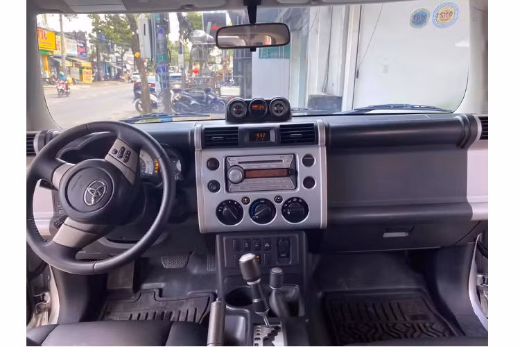 Theo đó, những chiếc Fj Cruiser đời 2020 nhập về Việt Nam về cơ bản không khác biệt nhiều so với đời 2007 về mặt tổng thể thiết kế và những bộ phận mang tính cốt lỗi như khung gầm, động cơ và hộp số. Hãng Toyota chỉ cải tiến nhẹ về thiết kế và các trang bị tiện nghi.