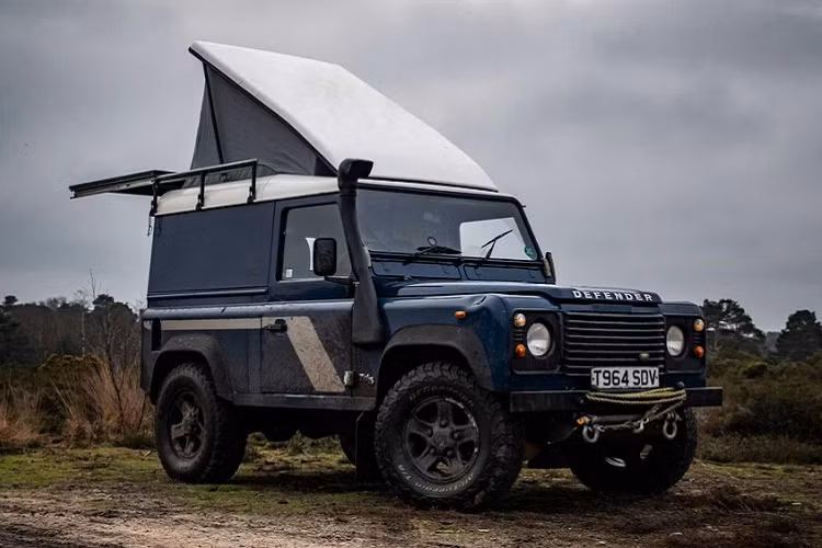 Nếu Jeep Wrangler là lựa chọn số 1 khi ai đó muốn đi địa hình ở Mỹ, thì ở thị trường châu Âu nói chung, lựa chọn đó thuộc về Land Rover Defender địa hình. Thực tế, châu Âu có một thị trường hậu mãi lớn đối với Defender, và sự đơn giản dễ phối hợp của chiếc xe này càng người dùng dễ dàng tạo ra những thay đổi theo ý mình. Trong trường hợp dưới đây, Felix Collier đã biến chiếc Defender của mình thành một phương tiện có thể xông pha nơi hoang dã và tận hưởng nội thất tiện nghi khi tới đích.