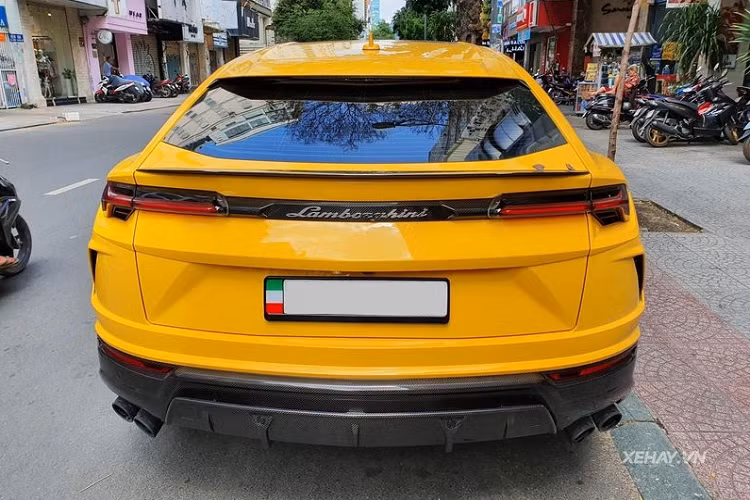 Các chi tiết sợi carbon trên chiếc Lamborghini Urus tại Việt Nam này bao gồm hốc gió trên cản trước, vòm bánh xe, ốp gương chiếu hậu, ốp sườn, ốp cản sau, bộ khuếch tán phía sau, cánh gió sau và dòng chữ "Lamborghini" ở giữa cụm đèn hậu LED.