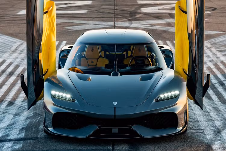 Chiếc mega-GT của Koenigsegg sở hữu thiết kế lấy cảm hứng từ Koenigsegg CC, cùng với đó là những đường nét hiện đại của Jesko kết hợp cùng những chi tiết từ máy bay chiến đấu. Chiếc xe sở hữu chiều dài cơ sở lên đến hơn 3 mét, tạo nên một không gian nội thất bên trong rộng rãi, thoải mái. Khoang hành lý phía trước và sau có thể đủ để chứa đồ cho cả bốn hành khách trên xe.