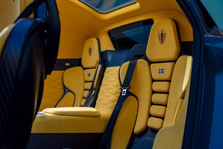 Khách hàng khi đặt mua Koenigsegg Jesko có thể lựa chọn một trong hai cấu hình Jesko thông thường và cấu hình Jesko Absolut. 125 chiếc Jesko sẽ được Koenigsegg chế tạo, giá bán của chúng sẽ ở mức 2,8 triệu USD và tất cả hiện đã có chủ.
