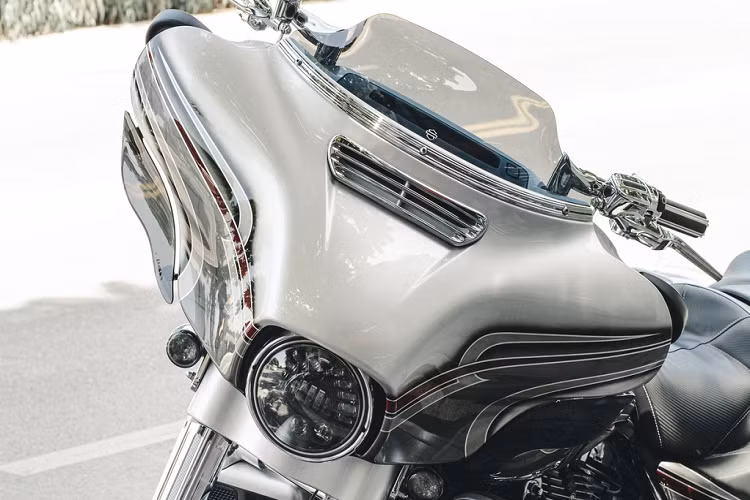 Nguyên bản, ghi-đông của Street Glide được đặt thấp, vừa tầm để người lái thoải mái trong các hành trình xa. Chủ xe đã thay ghi-đông cao hơn đến từ thương hiệu Factory 47. Phong cách ghi-đông đặt cao khá thịnh hành trong giới độ Harley-Davidson.