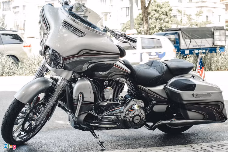 Xe còn sở hữu một số trang bị như nẹp kính chắn gió Arlen Ness, bộ yên đơn Dominator và nắp khóa cốp Arlen Ness. Chi phí thực hiện bản độ này không được tiết lộ. Theo tính toán của Zing, khoản tiền chủ xe bỏ ra không dưới 100 triệu đồng. 