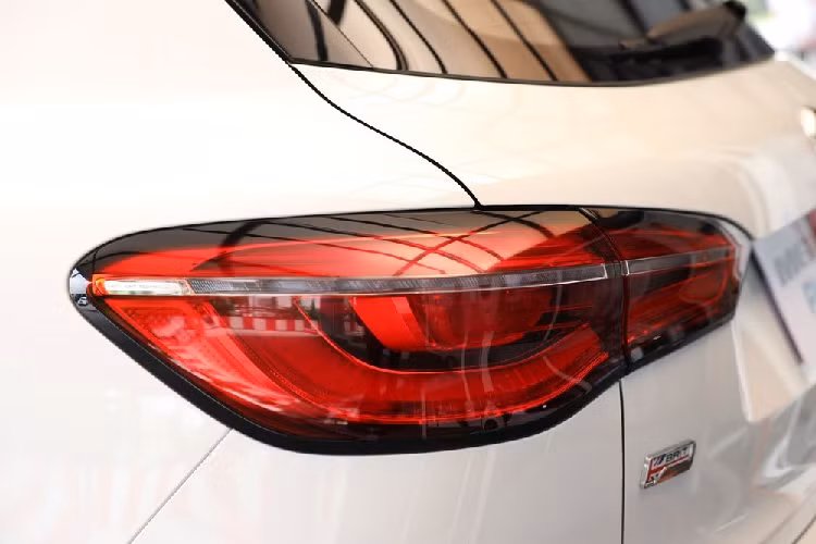 Trừ động cơ, MG HS PHEV 2020 trông chẳng khác gì phiên bản thường. Xe cũng được trang bị lưới tản nhiệt "cánh đồng sao"...